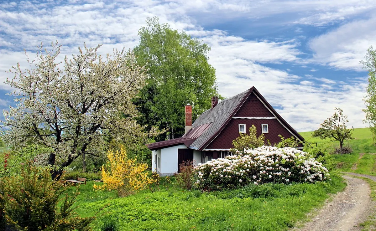 8 Pebble Pathway Ideas for Cottage-Style UK Gardens